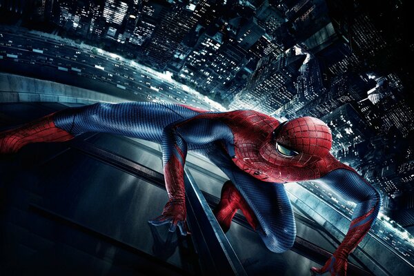 Spider-Man de noche en la ciudad en un edificio