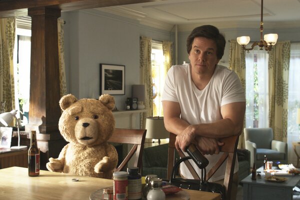 Медведь Тед из фильма Третий лишний сидит пьёт пиво