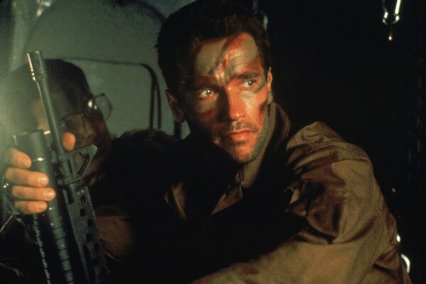 Arnold Schwarzenegger mit einem Maschinengewehr aus dem Film The Predator .