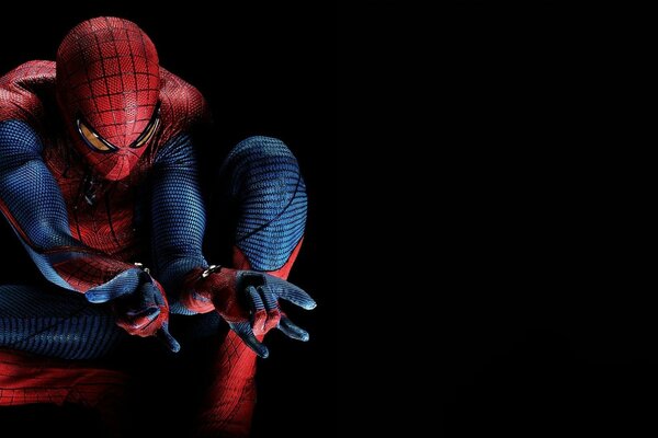 Spider-Man en costume sur fond noir