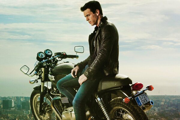 Mario Casas ist auf einem Motorrad traurig