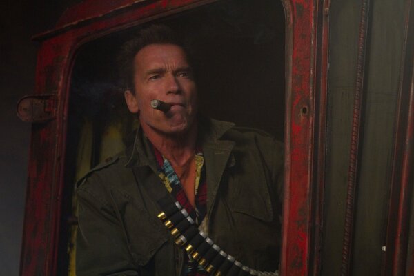 El actor Arnold Schwarzenegger de la película the Expendables 2 .