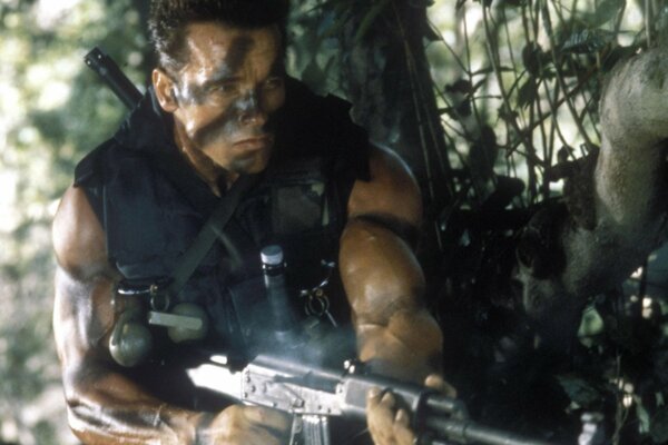 Kadr z filmu komandos z Arnoldem Schwarzeneggerem