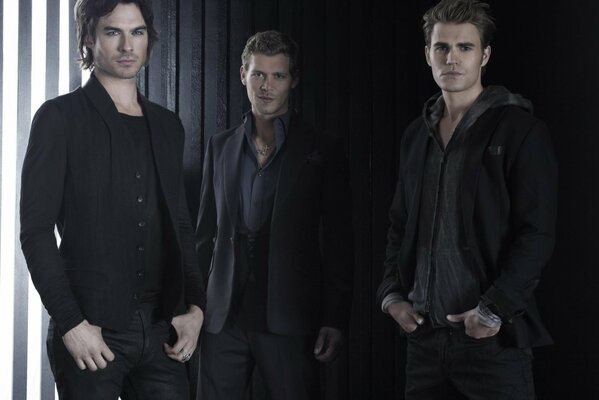 Fotos de los personajes de la serie the Vampire Diaries .