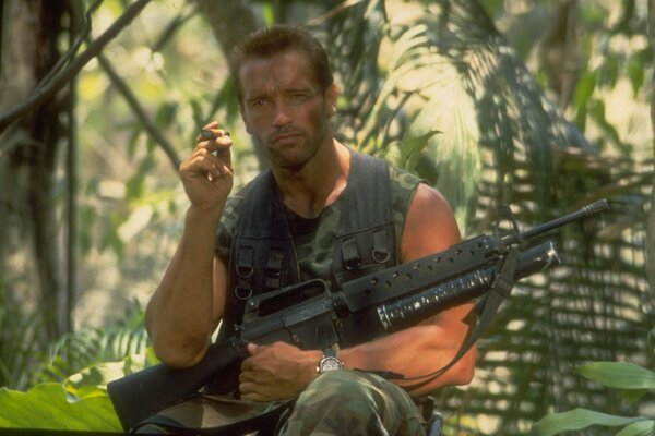 Acteur, producteur et réalisateur rnold Schwarzenegger avec un cigare et une machine à sous à la main