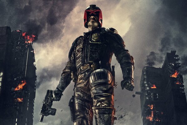 Richter dredd steht vor dem Hintergrund der zerstörten Wolkenkratzer