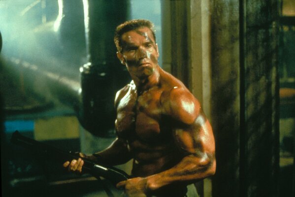 Arnold Schwarzenegger dans le légendaire film Commando
