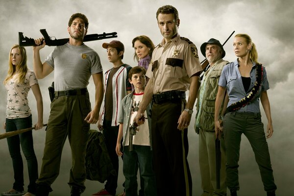 Los héroes de la serie the Walking Dead luchan contra zombies