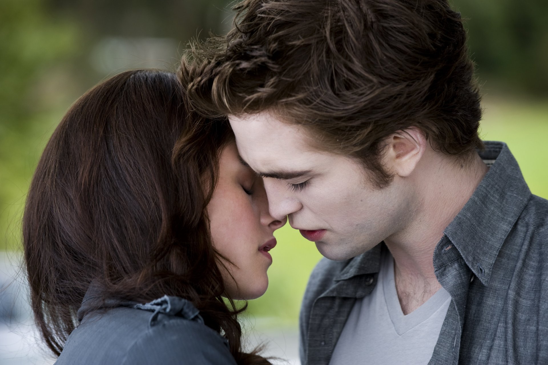 zmierzch bella swan edward cullen pocałunek para dziewczyna chłopak aktor robert pattinson aktorka kristen stewart chwila