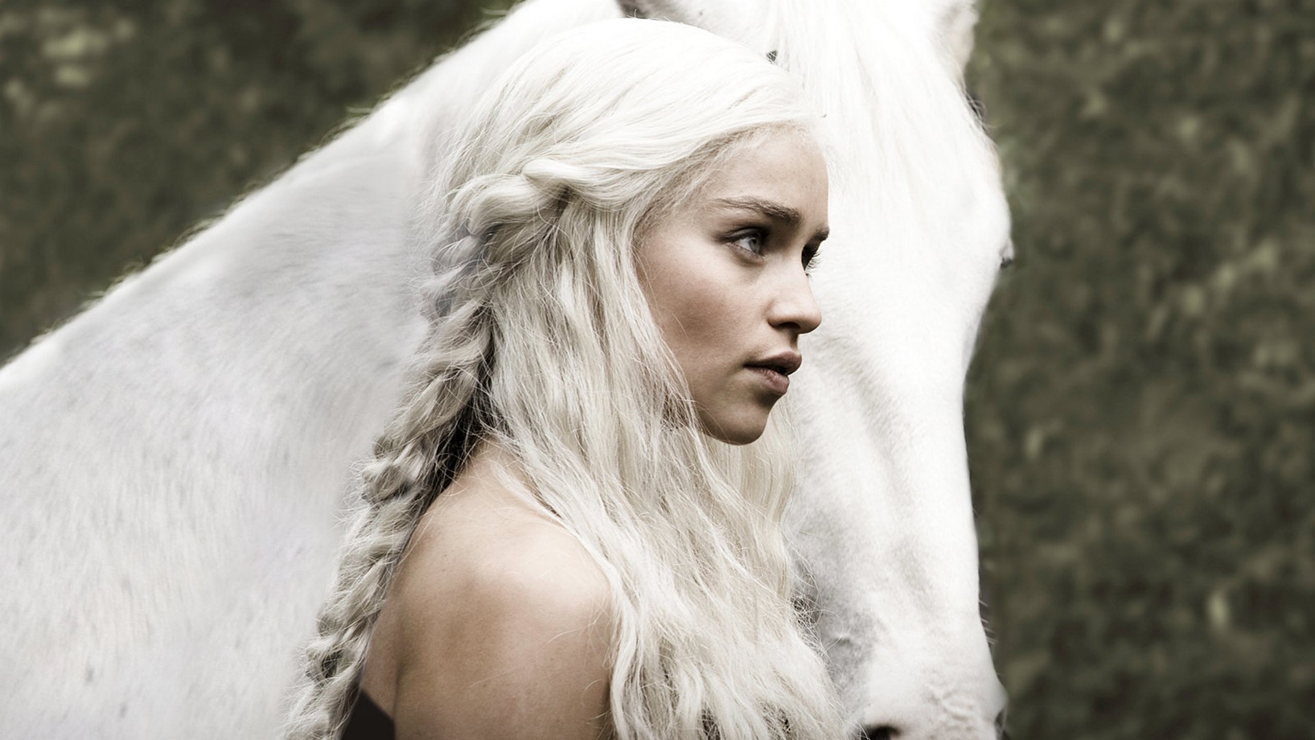 game of thrones daenerys targaryen khaleesi emilia clarke fille cheval cheveux actrice