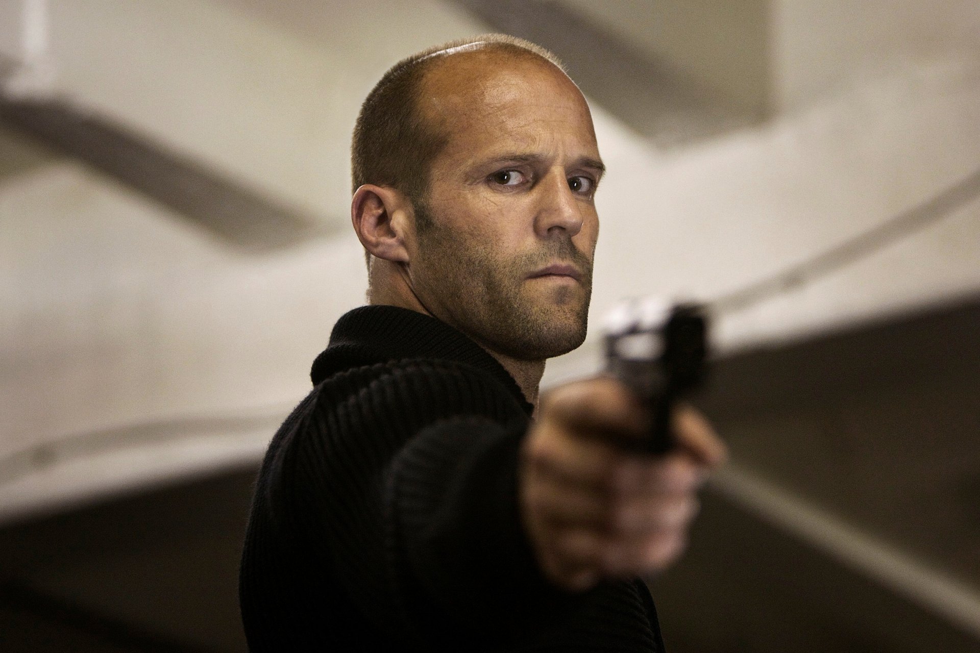 jason statham mechanik aktor wygląd broń