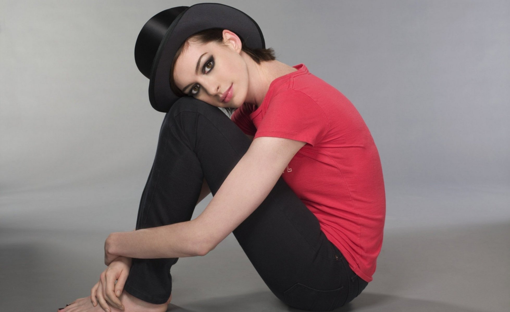 anne hathaway actrice chapeau