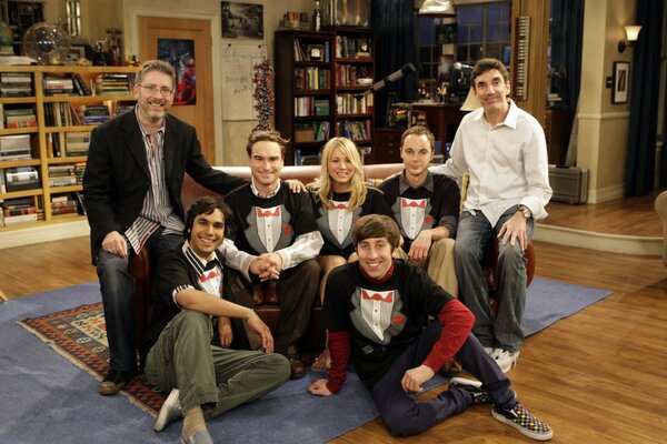 Retrato conjunto de los autores y actores de la serie the Big Bang Theory .