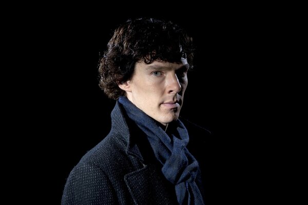 Acteur de la série télévisée Sherlock Holmes en écharpe bleue