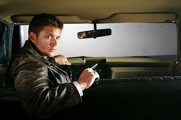 Jensen Eccles della serie Tv soprannaturale in macchina