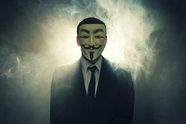 El hombre en el humo, vestido con un casto strgogy y una máscara de anónimo de la película V es Vendetta