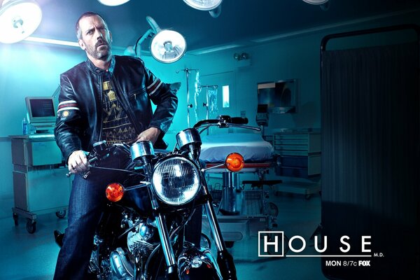 Dr House na motocyklu w szpitalnej sali