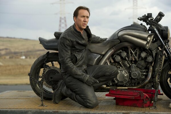 Nicolas Cage con una bicicleta de Ghost Rider