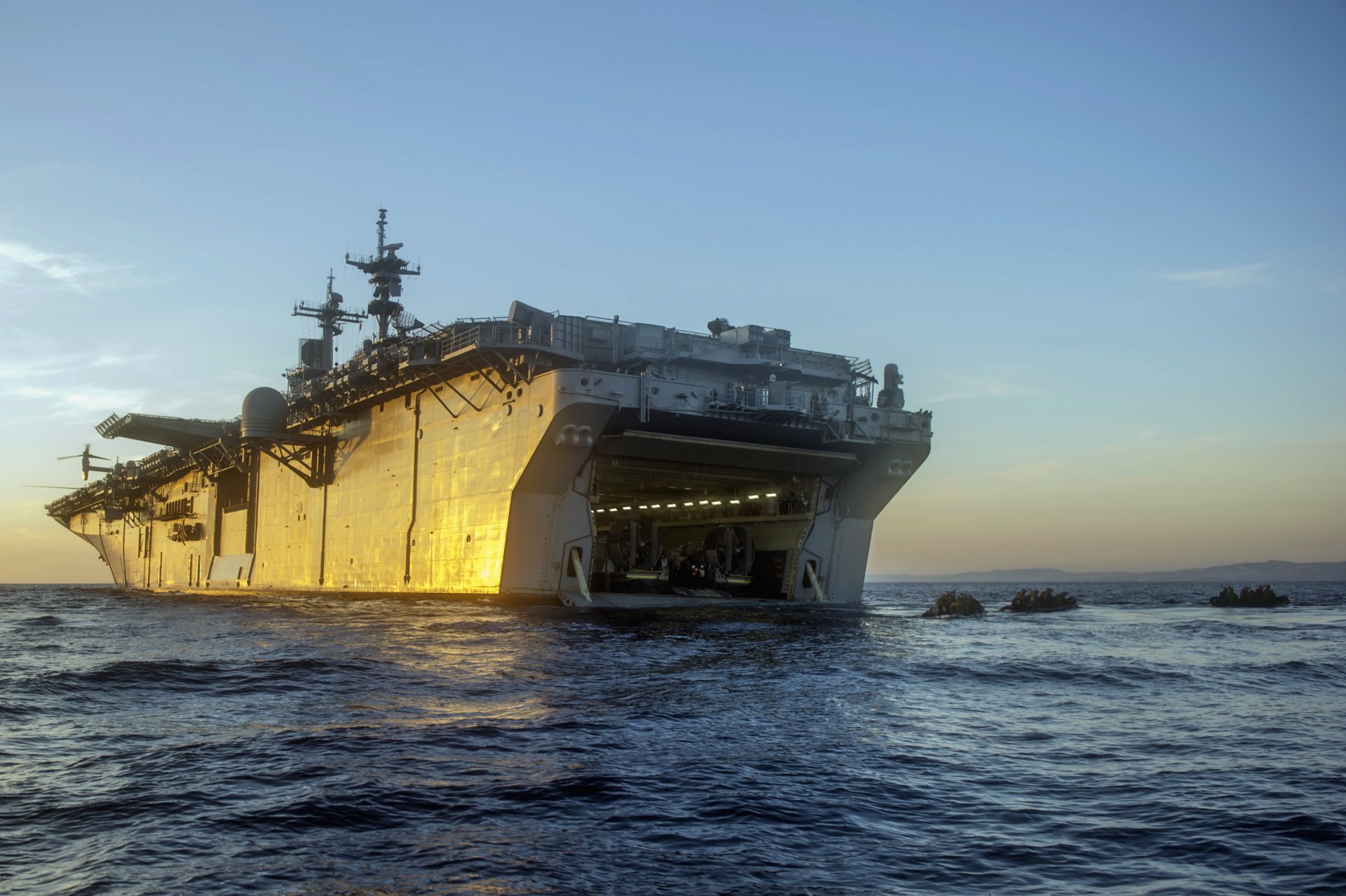 uss essexbamphibious assault ship desembarco armas ejército