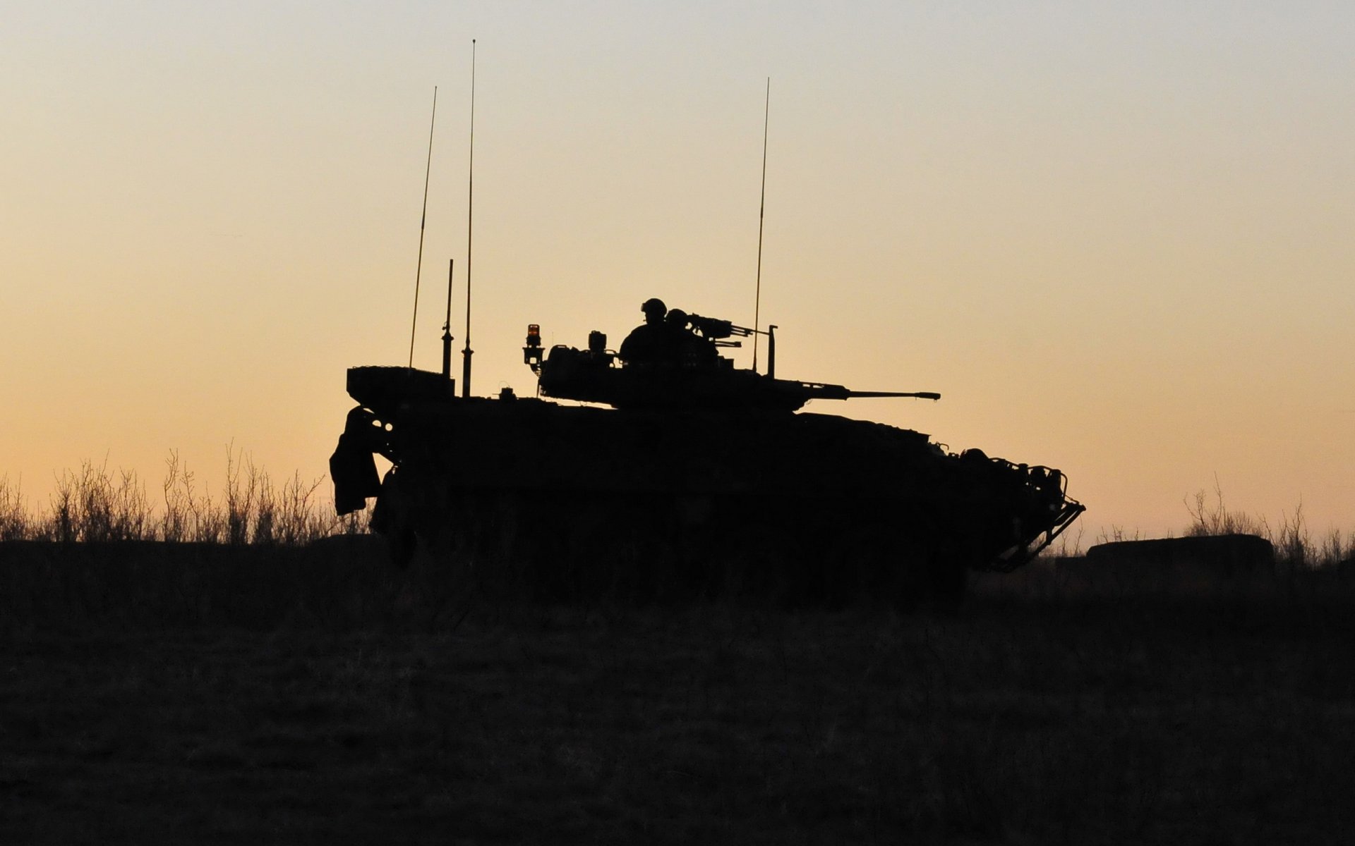 carro armato esercito silhouette