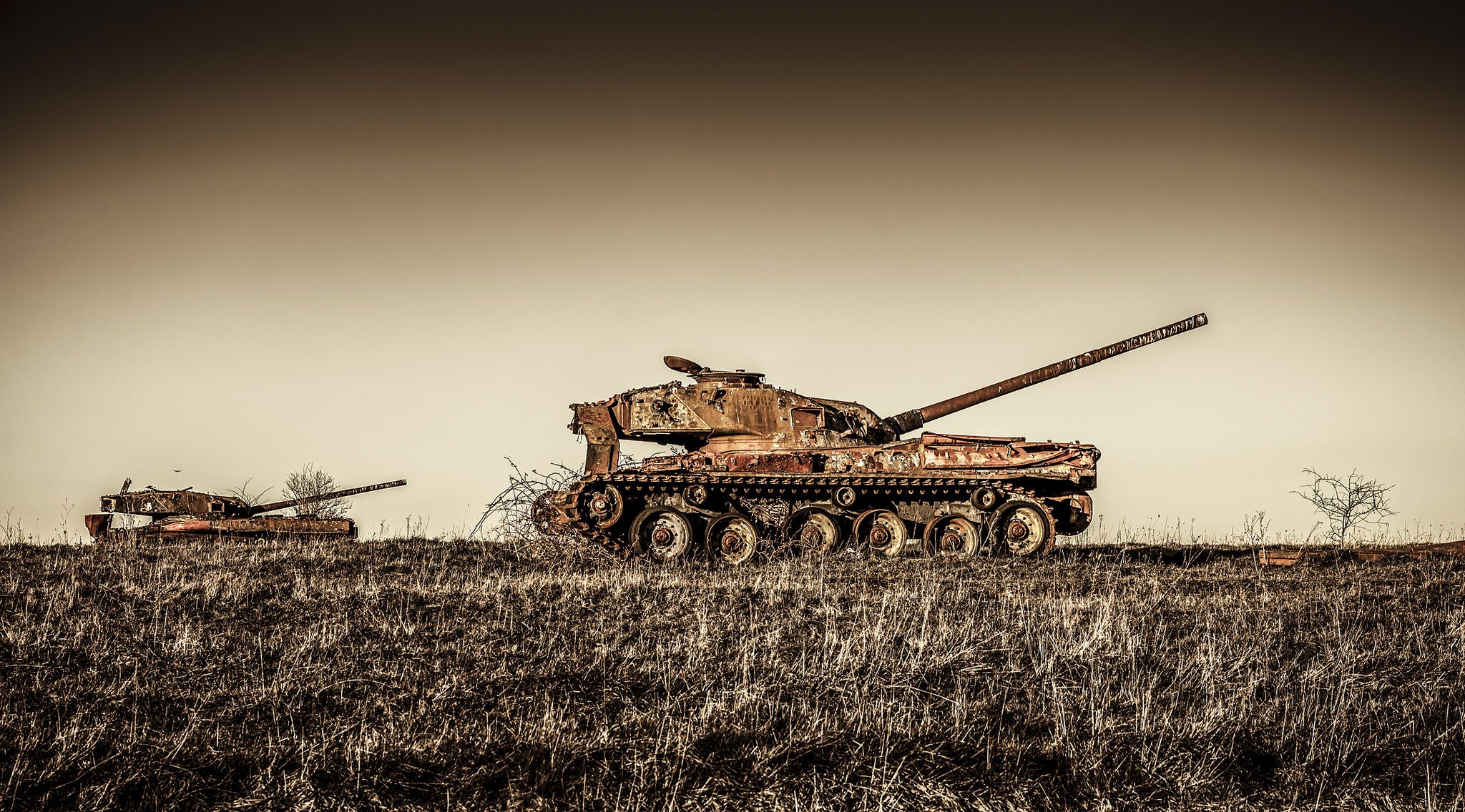 tanques viejos campo cielo