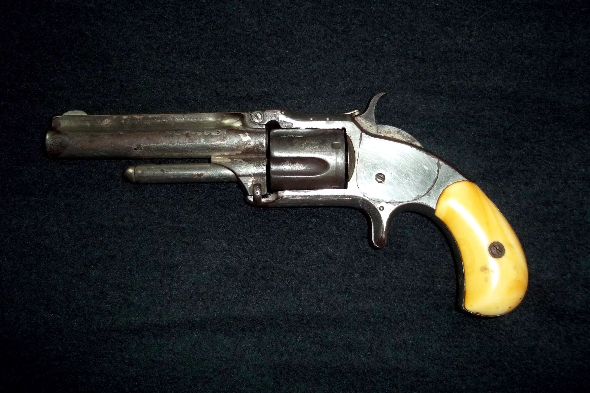 revolver smith & wesson modello 1 tasca nascosto trasporto corpo a corpo smith wesson storico valore smith&wesson revolver storico lucentezza bianco metallo plastica vernice mirino tamburo grilletto viti segni ruggine vecchio doro