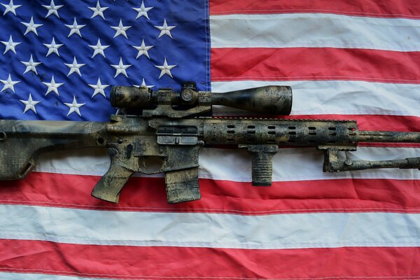 Орудие на фоне флага. Флаг Америки. Старое оружие