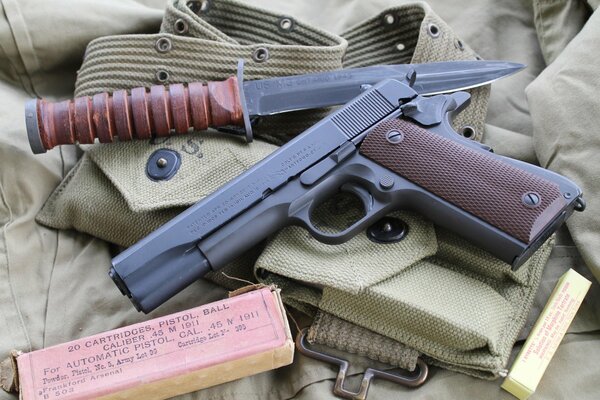 Pistolet M1911, emballage de munitions et couteau