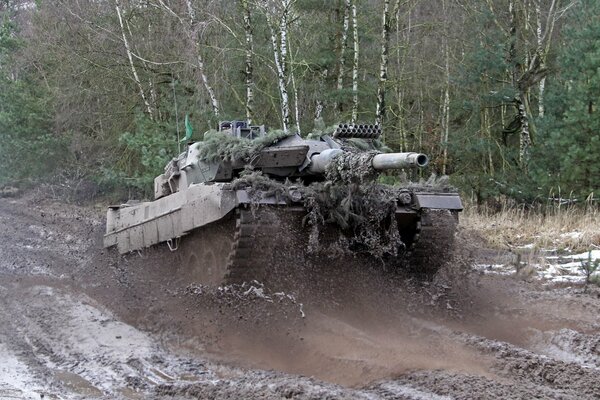 Serbatoio di battaglia cavalca la strada