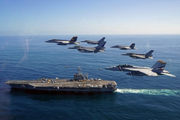 Uss George Washington navegando por el mar