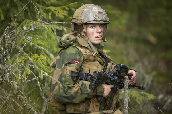 Mädchen Soldat mit einer Waffe in der Hand