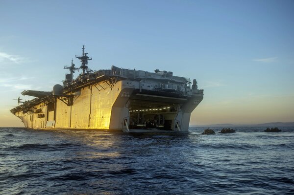 Foto del USS essex amphibious ship. Foto en el agua. Imagen de Escritorio
