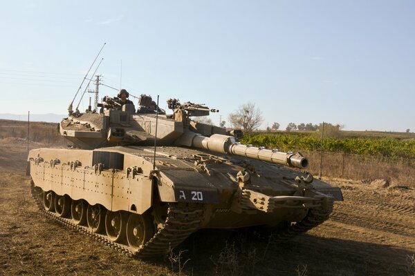 Un tanque recorre el campo