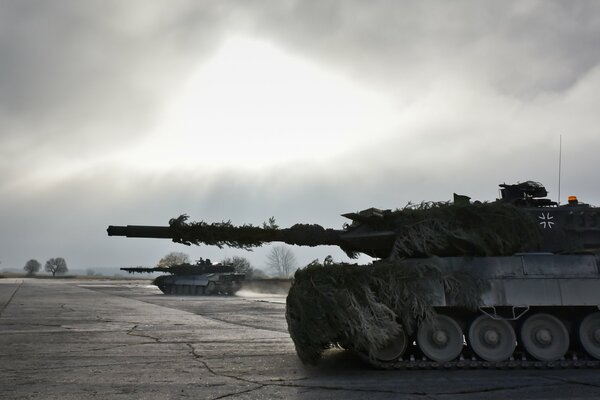 Tanque leopardo en el fondo del cielo brumoso