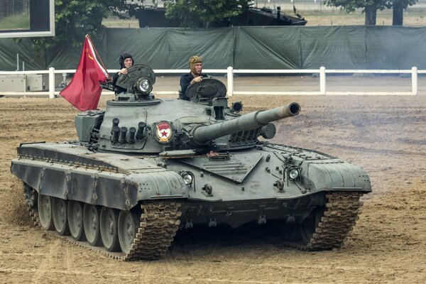 T-72 Combat, czołg z dwoma myśliwcami i czerwoną flagą