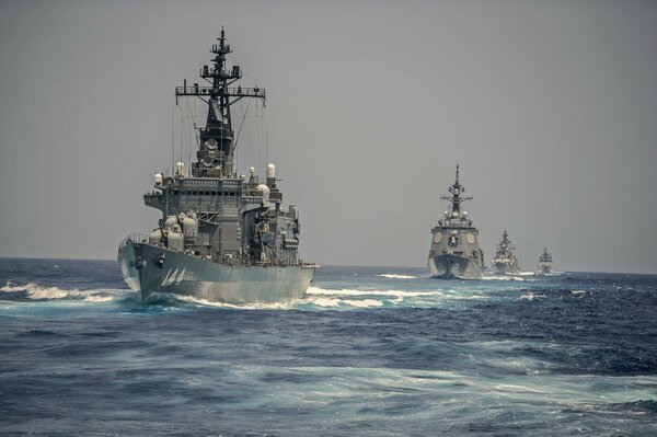 Les navires de guerre sillonnent les étendues de la mer