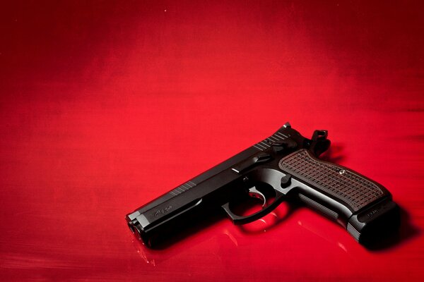 Fotos de armas. Foto de la pistola p-120 sobre un fondo rojo