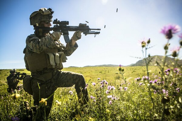 Soldati soleggiati nei giorni feriali nell esercito