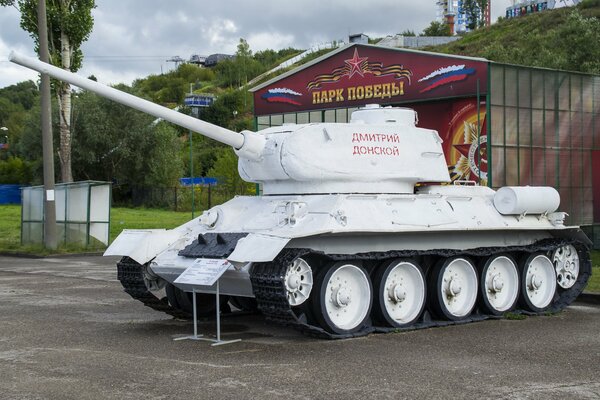 Der sowjetische Panzer t-34-85 ist mittelgroß