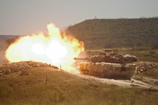 Salva de fuego de un tanque entre las colinas