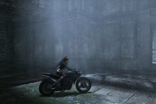 Fille sur une moto roule autour du château