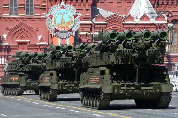 Complexe de missiles antiaériens Buk-M1-2 sur la place rouge