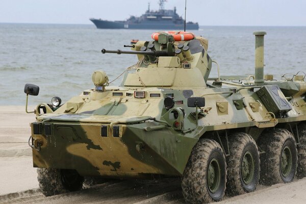 BTR-82 sullo sfondo di una nave da guerra