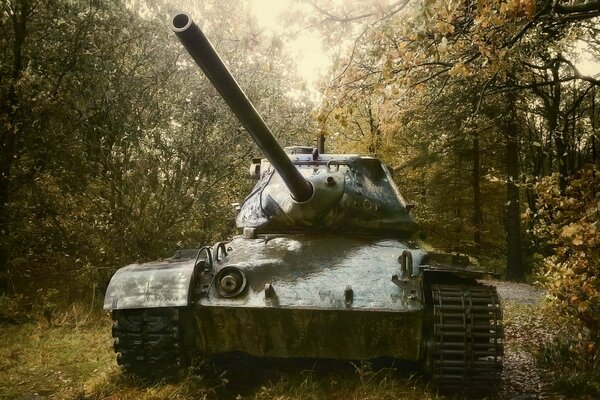 Tanque en el bosque. Tanque abandonado