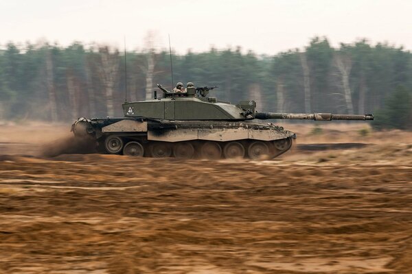 Czołg Challenger 2 jedzie w pole