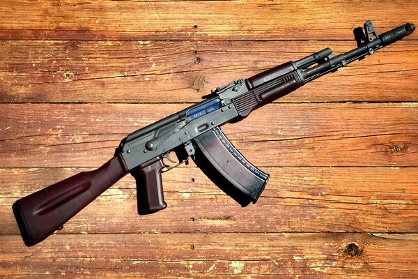 Fucile D assalto Kalashnikov su sfondo di legno