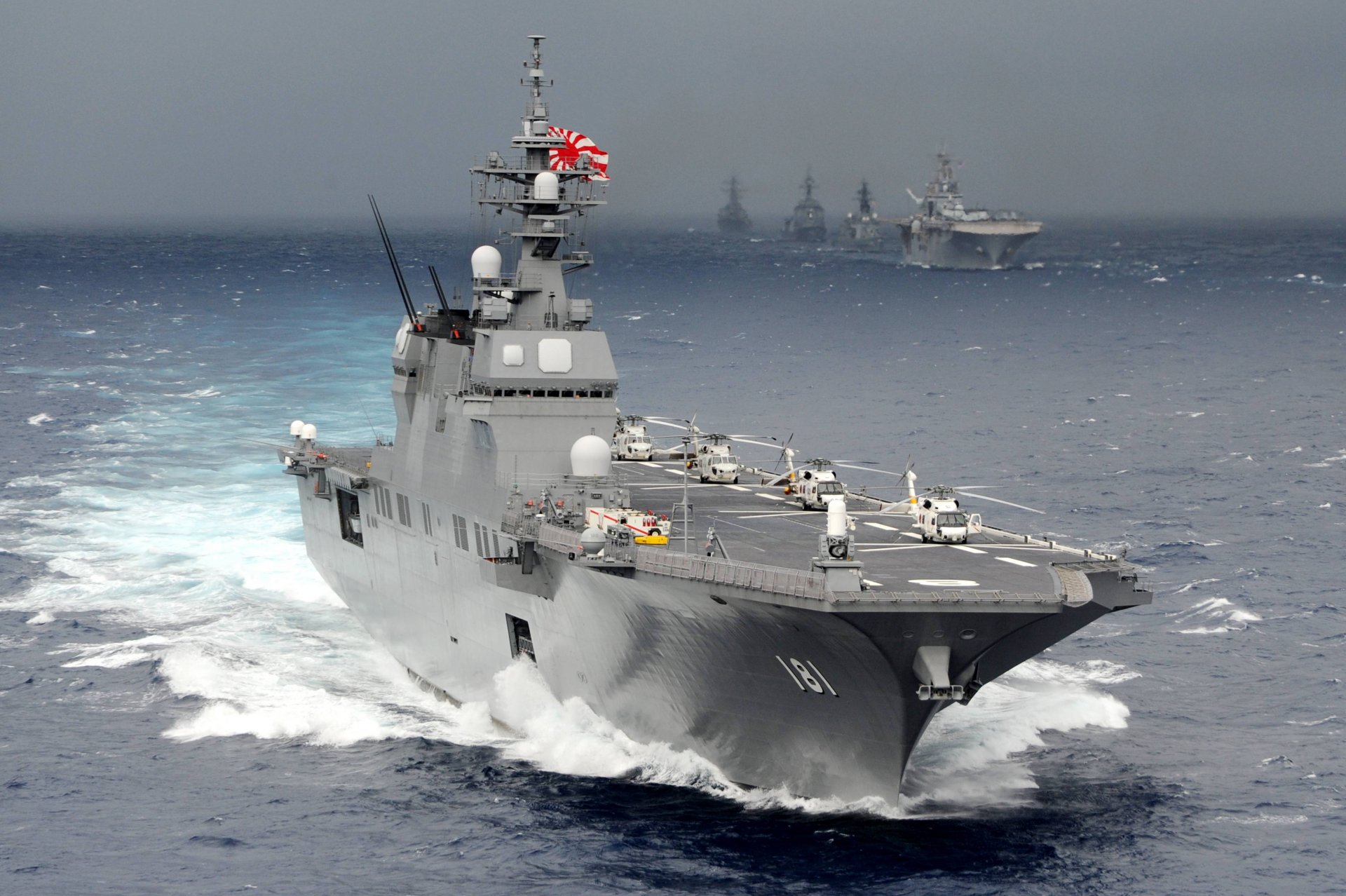 escadron de destroyers type hugues porte-hélicoptères mer vagues