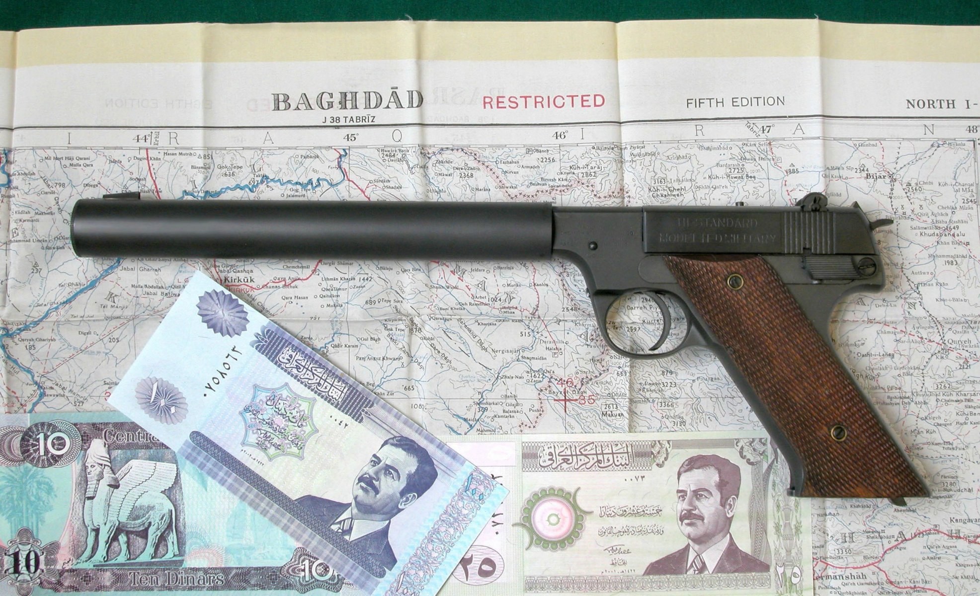 pistola arma tarjeta dinero