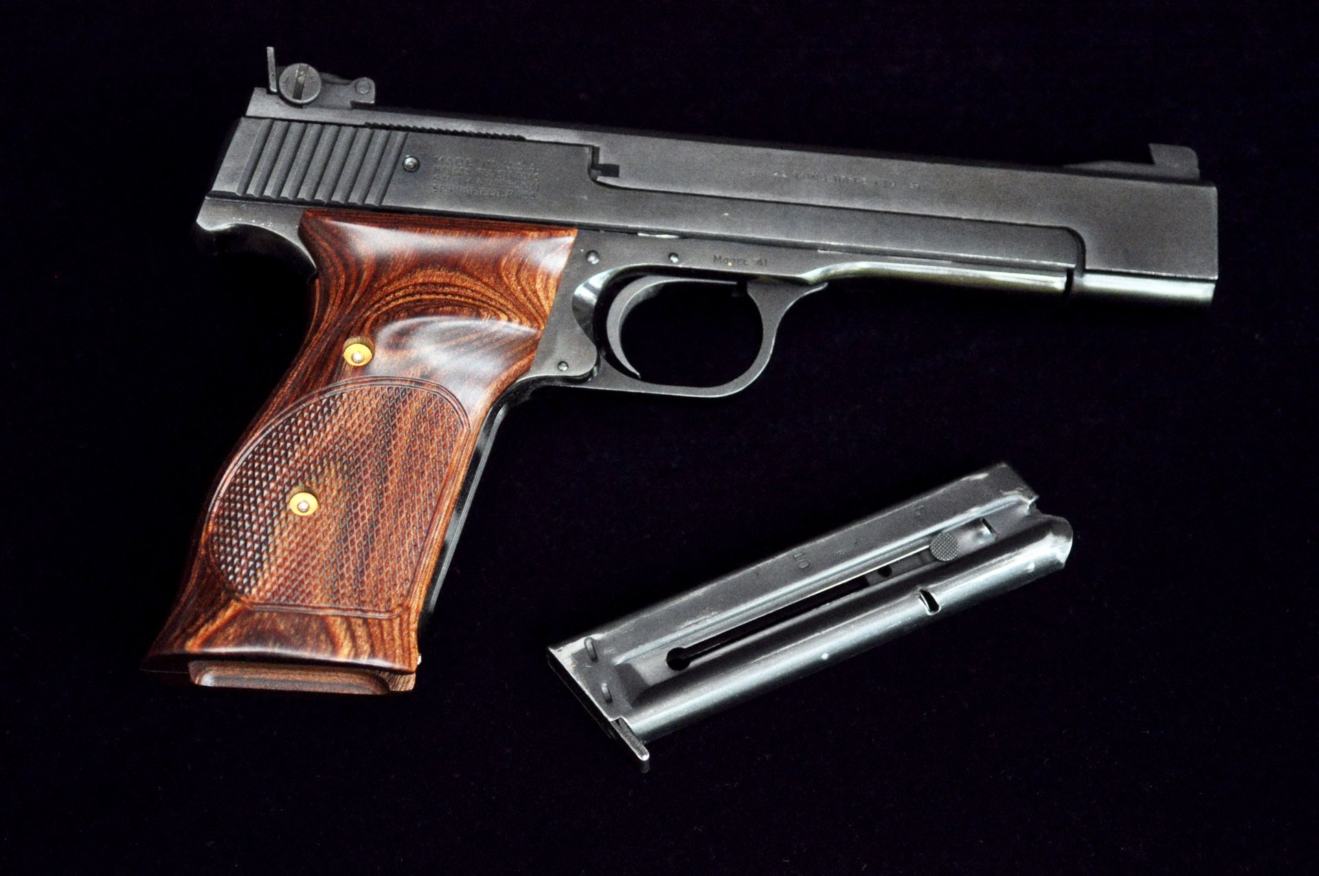 auto-carga pistola smith-wesson modelo 41 smith & wesson smith wesson diseñado después de la segunda guerra mundial apareció aproximadamente en 1957 año mango tiene pendiente grados como y colt m1911 cargador 10-12 cartuchos metal madera la