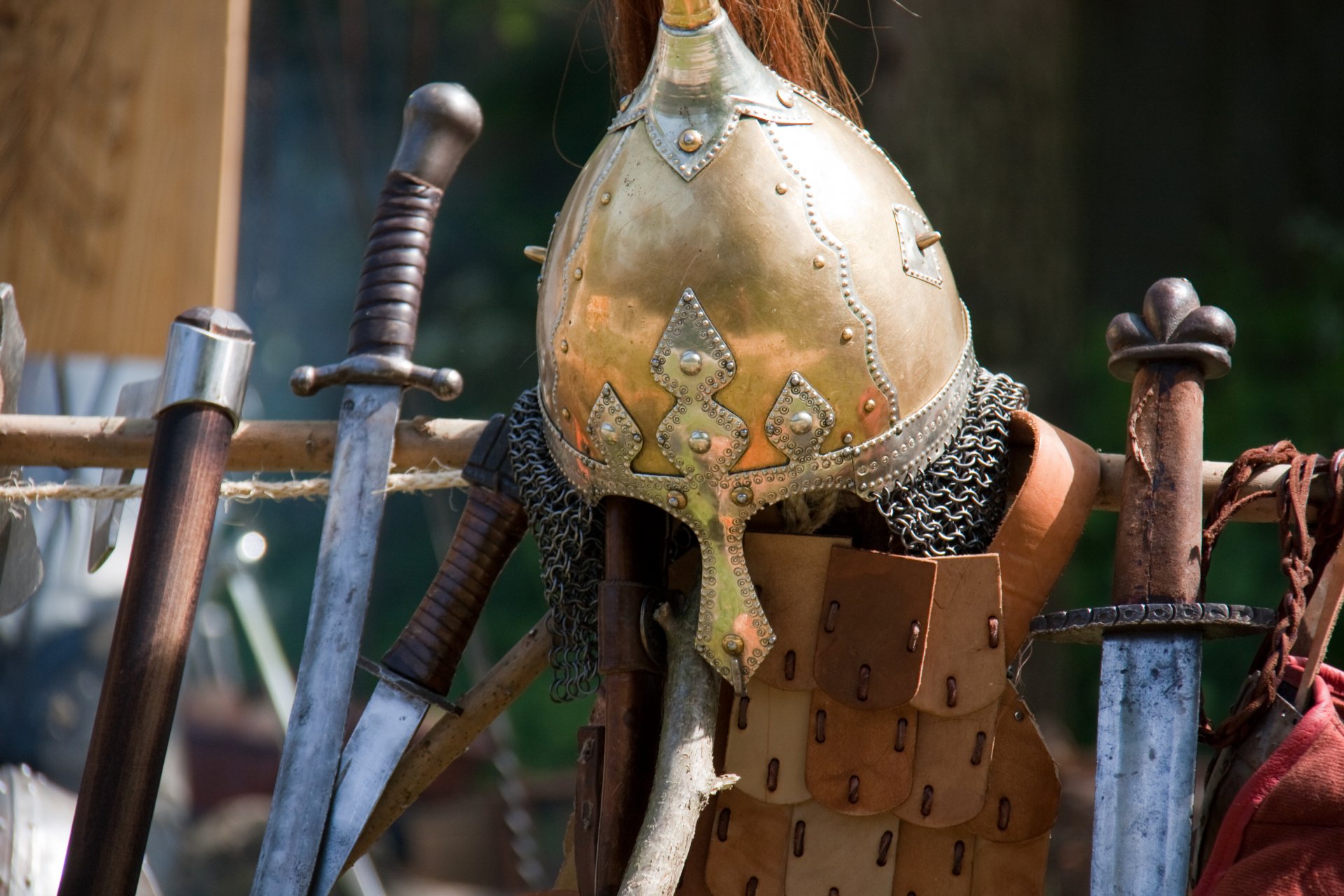 helm schwerter rüstungen waffen